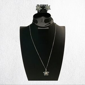 NWT Avenue woman's necklace & earring snowflake set - 20"-23" Long chain